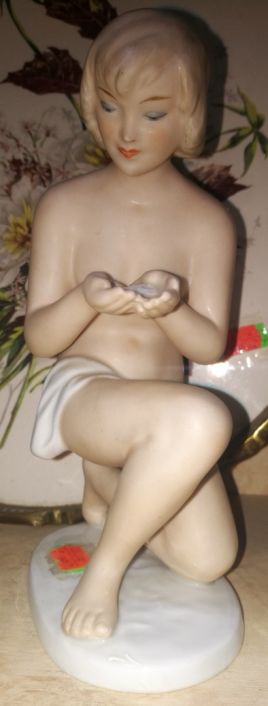 фигурка Ню