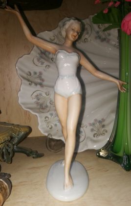 Фигурка девушки в купальнике